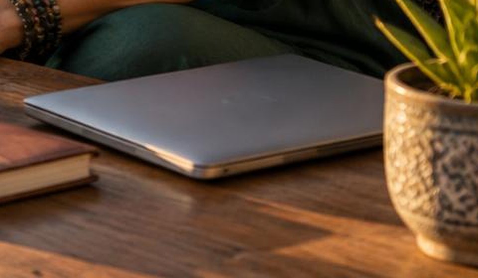 Una laptop cerrada sobre una mesa al aire libre