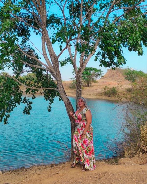 Milagro junto a un árbol a la orilla de un lago