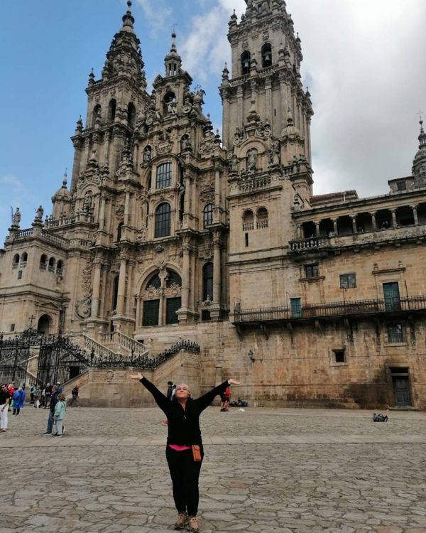 Milagro con los brazos abiertos frente a una catedral