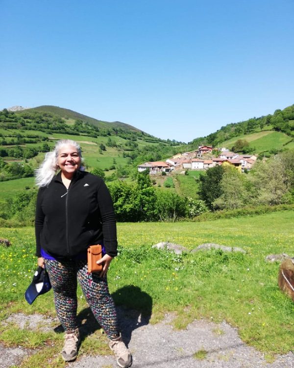 Milagro en un prado de montaña, con un pueblo al fondo